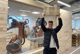 Mikro-modularer Holzbaustein vor exemplarischen Aufbau. Quelle: TRIQBRIQ AG