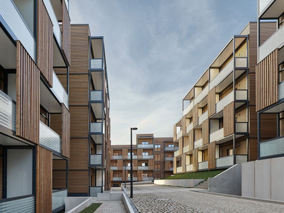 Bild 1: Holzbau in der Stadt: Das Plus-Energie-Quartier P18 in Stuttgart-Bad Cannstadt steht beispielhaft für den Bau von Mehrfamilienhäusern mit Holz. Das Wohnquartier entstand in Rekordzeit aus seriell vorgefertigten Holzmodulen. Foto: FNR/Zooey Braun/Max Mannschreck